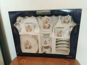 lot 129 image: Kinder Service Tea Set Hummel by Reutter Porzellian