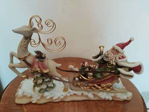 lot 141 image: Christmas Dcor