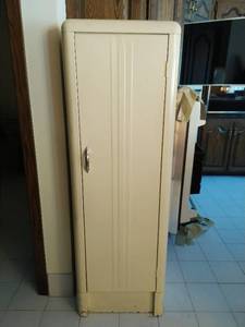 lot 168 image: Vintage Cabinet