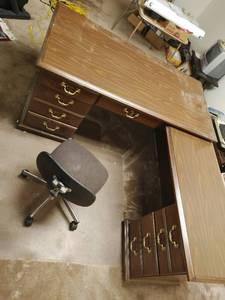 lot 74 image: Desk