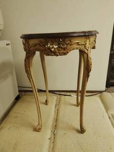 lot 82 image: End Table