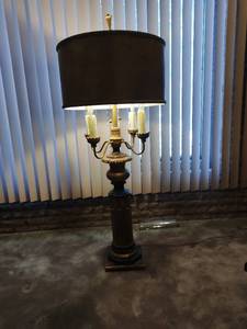 lot 210 image: Chandelier Style Lamp