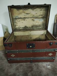 lot 227 image: Vintage Chest