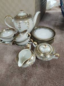 lot 256 image: Schumann Azberg Bavaria China Set