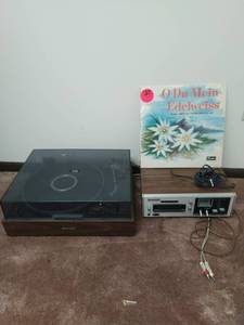lot 261 image: 8-Track & Turntable