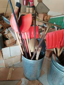 lot 293 image: Yard Tools