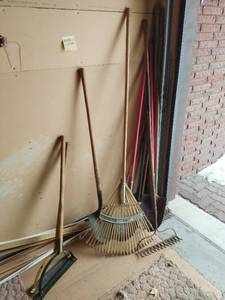 lot 413 image: Yard Tools