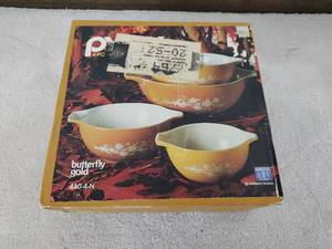 lot 198 image: 4 Pc Pyrex Mixing Bowl Set
