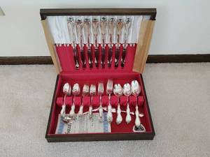 lot 311 image: Collection of Wm Rogers Mfg Co Extra Plate Silverware with Case