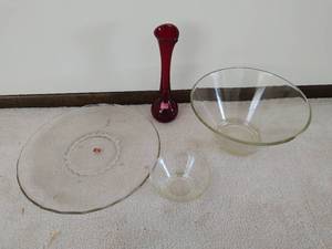 lot 315 image: Collection of Vintage Glass Pieces
