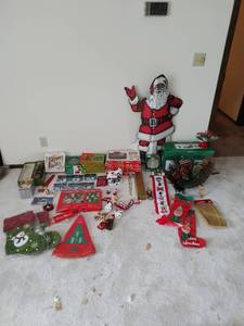 lot 322 image: Huge Collection of Vintage Christmas Dcor