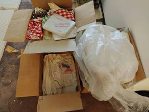 lot 326 image: Collection of Linens