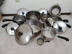 lot 328 image: Collection of Kitchen Items