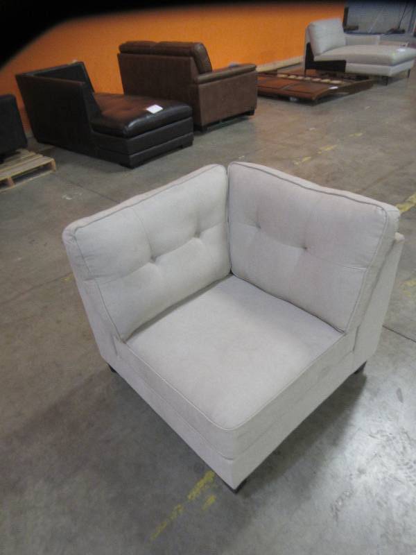lot 108 image: Abbyson Furniture Maddox Modular Sectional (Corner ChairWedge Pc Only) Model KY-392-IVY-5PC