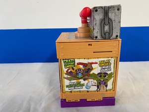 lot 8 image: CRATE CREATURES SURPRISE