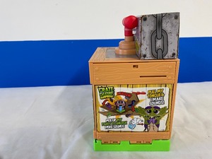 lot 9 image: CRATE CREATURES SURPRISE