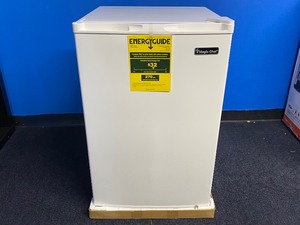 lot 30 image: MAGIC CHEF 3.0CU FT UPRIGHT FREEZER