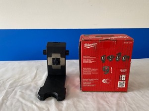 lot 90 image: MILWAUKEE 360 LASER BRACKET