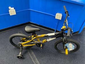 lot 119 image: 18 KIDS BIKE WITH TRAINING WHEELS
