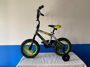 lot 125 image: KIDS 12 BIKE WITH TRAININGWHEELS