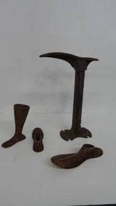 lot 7 image: Antique Cobbler Items