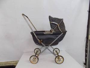 lot 31 image: Vintage Stroller