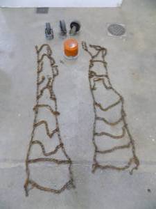 lot 34 image: Tire ChainsCastersStrobe Light