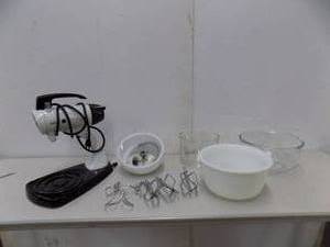 lot 43 image: Sunbeam Mixmaster & Glass Bowls