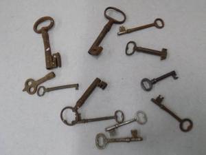 lot 61 image: Vintage KeysHooked Rug Needle