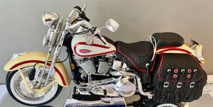 lot 29 image: Maisto FLSTS Heritage Springer Harley-Davidson Motorcycle