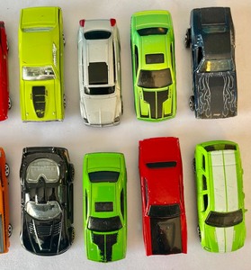 lot 41 image: 18 Cars with a Carrying Case