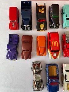lot 51 image: 24 Cars with a Carrying Case