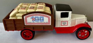 lot 121 image: ERTL Purina Chow and Pioneer Hi-Bred Corn Truck Banks