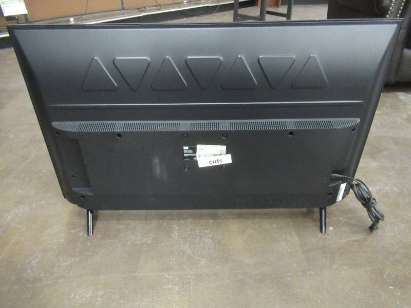 lot 123 image: TCL 40S325 40 Inch 1080p Smart LED Roku TV, No Remote - Deep Scratch Just Below Center. (See Photo).