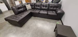 lot 620 image: Alliston 2-Piece Sectional with Chaise - RAF SOFA SET - Scratch & Dent, Some Larger Scratches, 20101S1