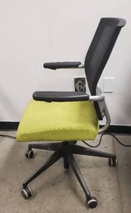 lot 622 image: SitOnIt Seating Focus Mid-Back Task Chair - Used