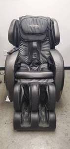 lot 621 image: Helios 5500 Massage Chair - Floor model, leg massager not working.