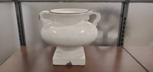 lot 645 image: Ashley Dierdra Urn, A2000270
