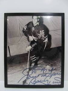 Vintage 8 x 10 Bobby Hull Autographed Photo