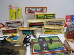 Lot of HO Train Cars, Accessories &amp Track