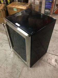 lot 110 image: Magic Chef Beverage 23.4 in. 154 (12 oz.) Can Beverage Cooler, Stainless Steel Has a Dent at the bottom review pictures