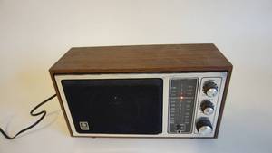 lot 5 image: MCM General Electric AM-FM Radio Works