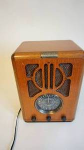 lot 7 image: Reproduction Thomas Electric Collectors Edition AM-FM Radio1988--WORKS