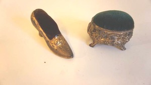 lot 26 image: Lot of 2 Vintage BrassVelvet Shoe and Pedestal Pin Cushions