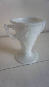 lot 86 image: Vintage Milk Glass Urn