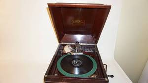 lot 122 image: Antique Wooden Victrola Phonograph-338065