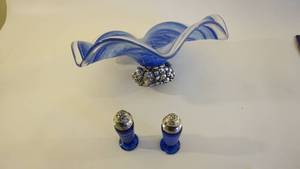 lot 220 image: Hazel Atlas Cobalt Salt & Pepper Shaker Set--Cobalt Swirl Pedestal Bowl