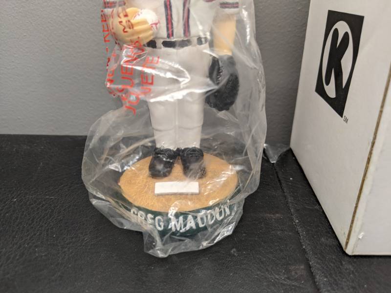 lot 392 image: Atlanta Braves MLB Baseball Bobblehead Greg Maddux - N