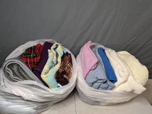 lot 129 image: Assorted Blankets - X