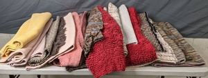 lot 132 image: Brightly Colored Bunch of Throw Rugs - X